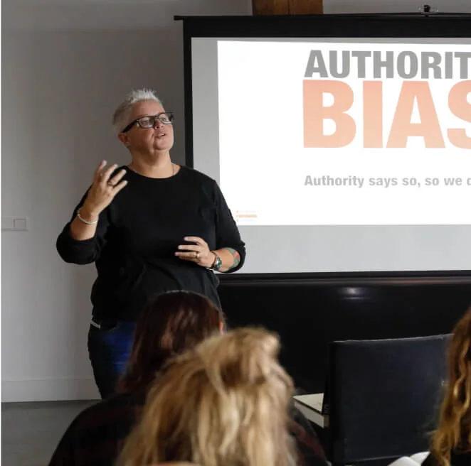 Jeanne Bakker op het podium voor een slide over authority bias